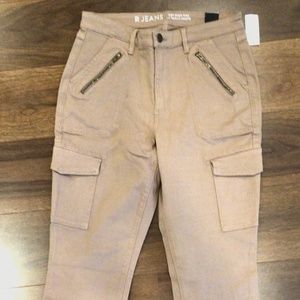 Women’s high-rise cargo pants